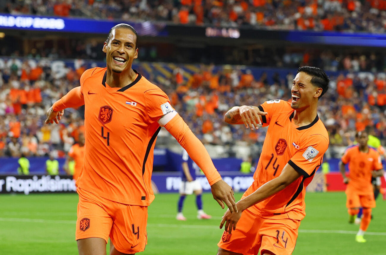 W杯北中米大会　1次リーグ　第1戦　日本対オランダ　前半、オランダのファージル・ファンダイクに先制ゴールを決められた日本代表の選手たち（撮影・足立雅史）