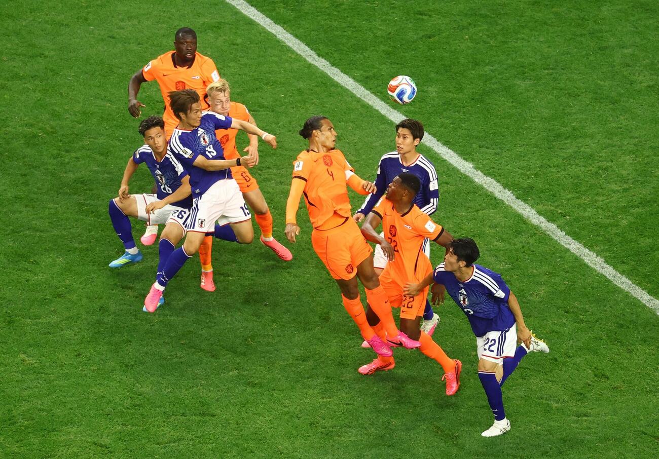 W杯北中米大会　1次リーグ　第1戦　日本対オランダ　後半44分、ヘディングシュートを放つ小川航基（右後方）。この後、鎌田大地（左手前）に当たりゴール。得点者は鎌田に（撮影・足立雅史）