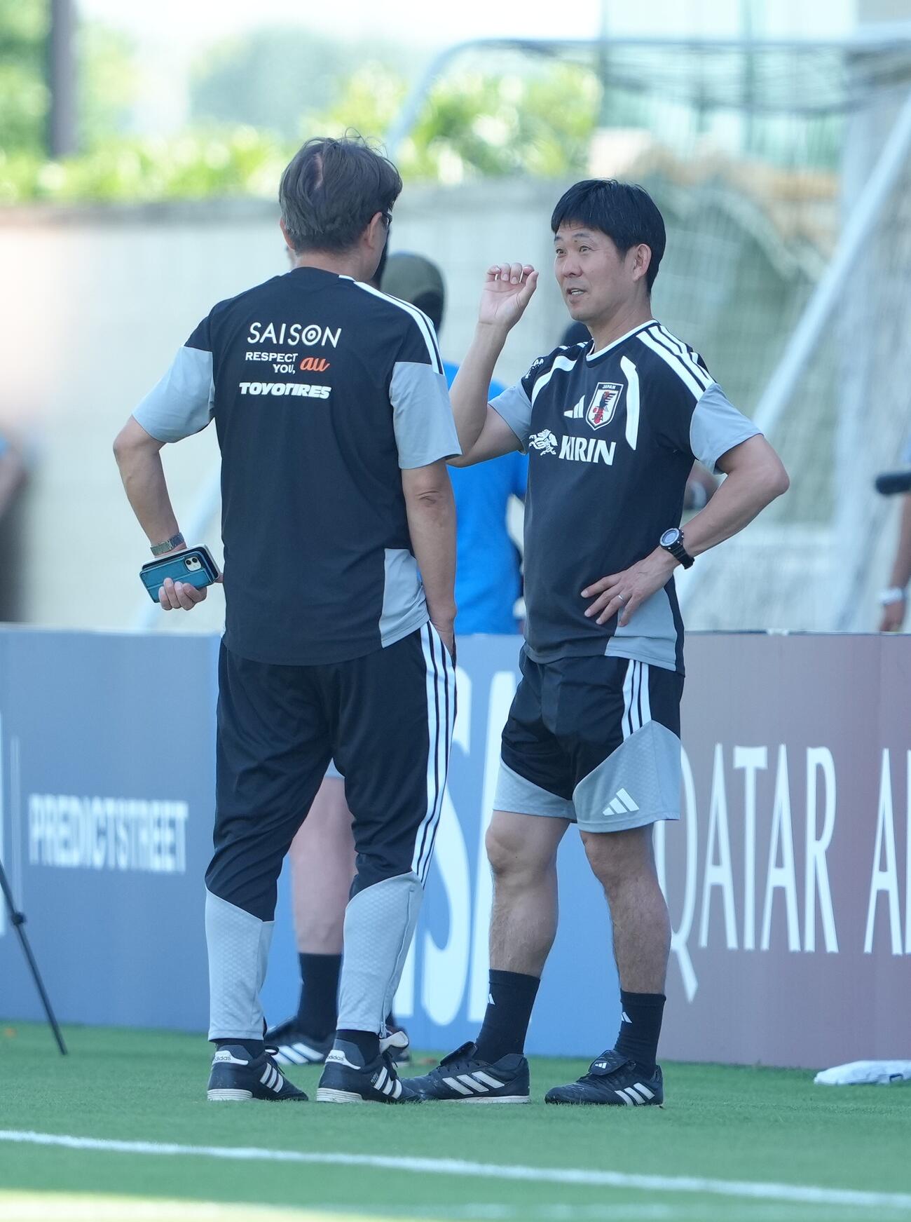 サッカー日本代表W杯北中米大会ベースキャンプ　練習前、会話を交わす森保一監督＝2026年6月10日（現地時間）