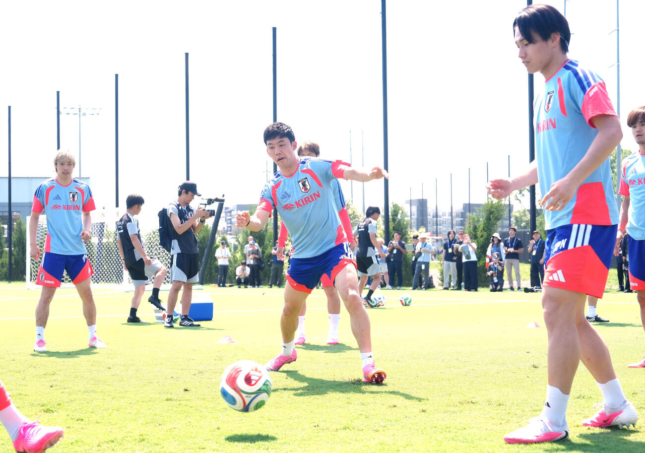 サッカー日本代表W杯北中米大会ベースキャンプ　ボール回しする遠藤航（中央）ら（撮影・足立雅史）＝2026年6月10日（現地時間）