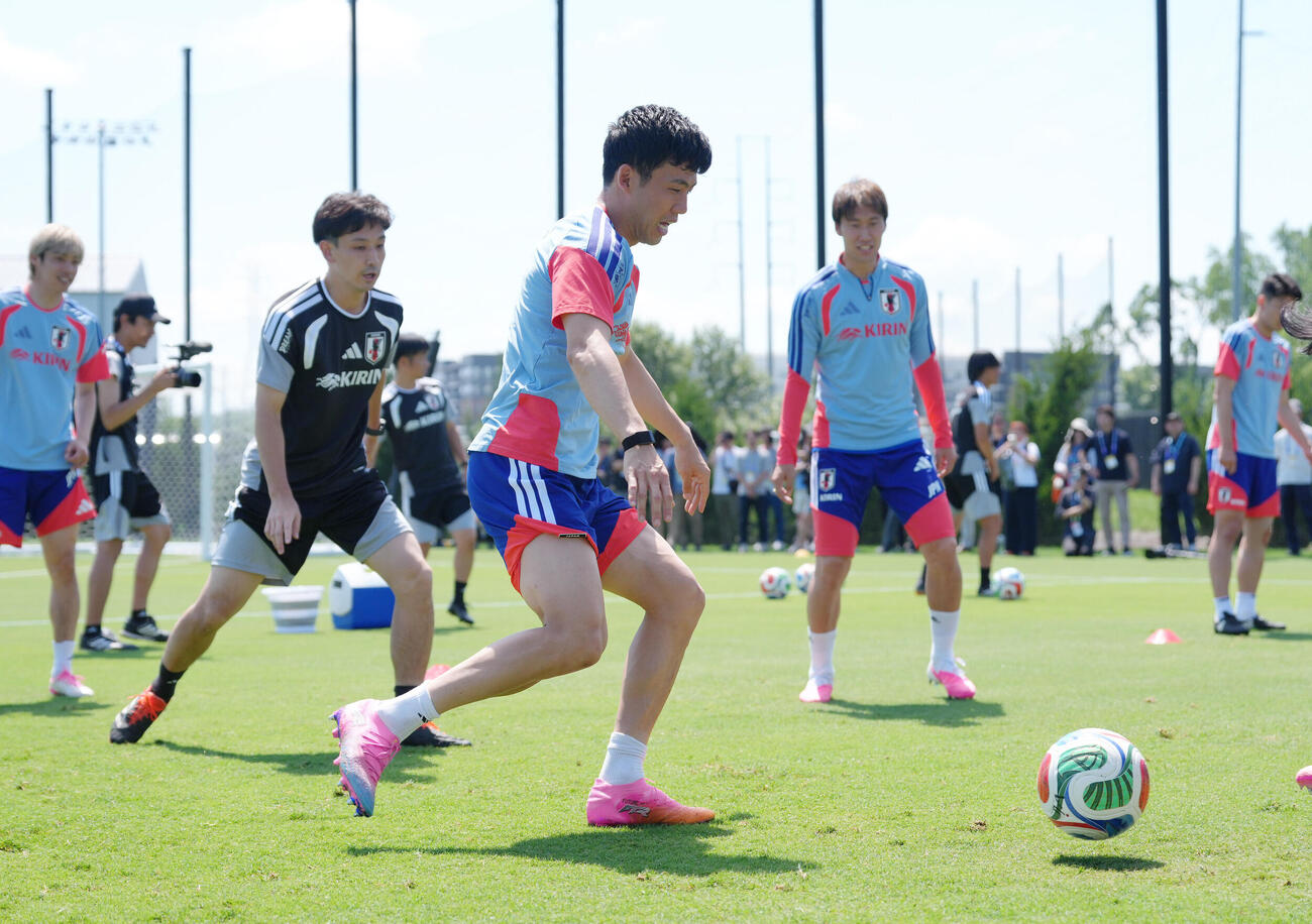 サッカー日本代表W杯北中米大会ベースキャンプ　ボールを追う遠藤航（中央）ら（撮影・足立雅史）＝2026年6月10日（現地時間）