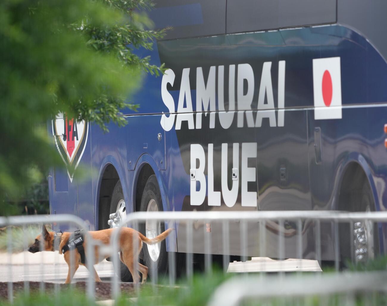 サッカー日本代表W杯北中米大会関連　ベースキャンプ　日本代表の練習場を警戒する警備犬＝2026年6月9日（現地時間）