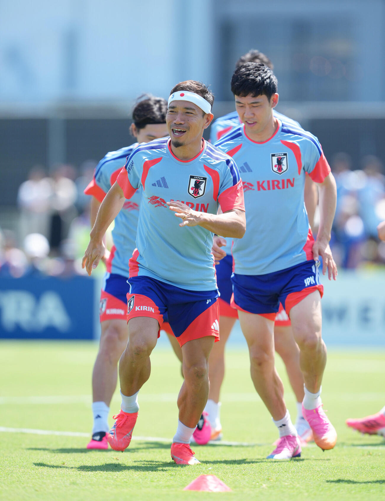 サッカー日本代表W杯北中米大会ベースキャンプ　笑顔で練習する長友佑都（左）と遠藤航（撮影・足立雅史）