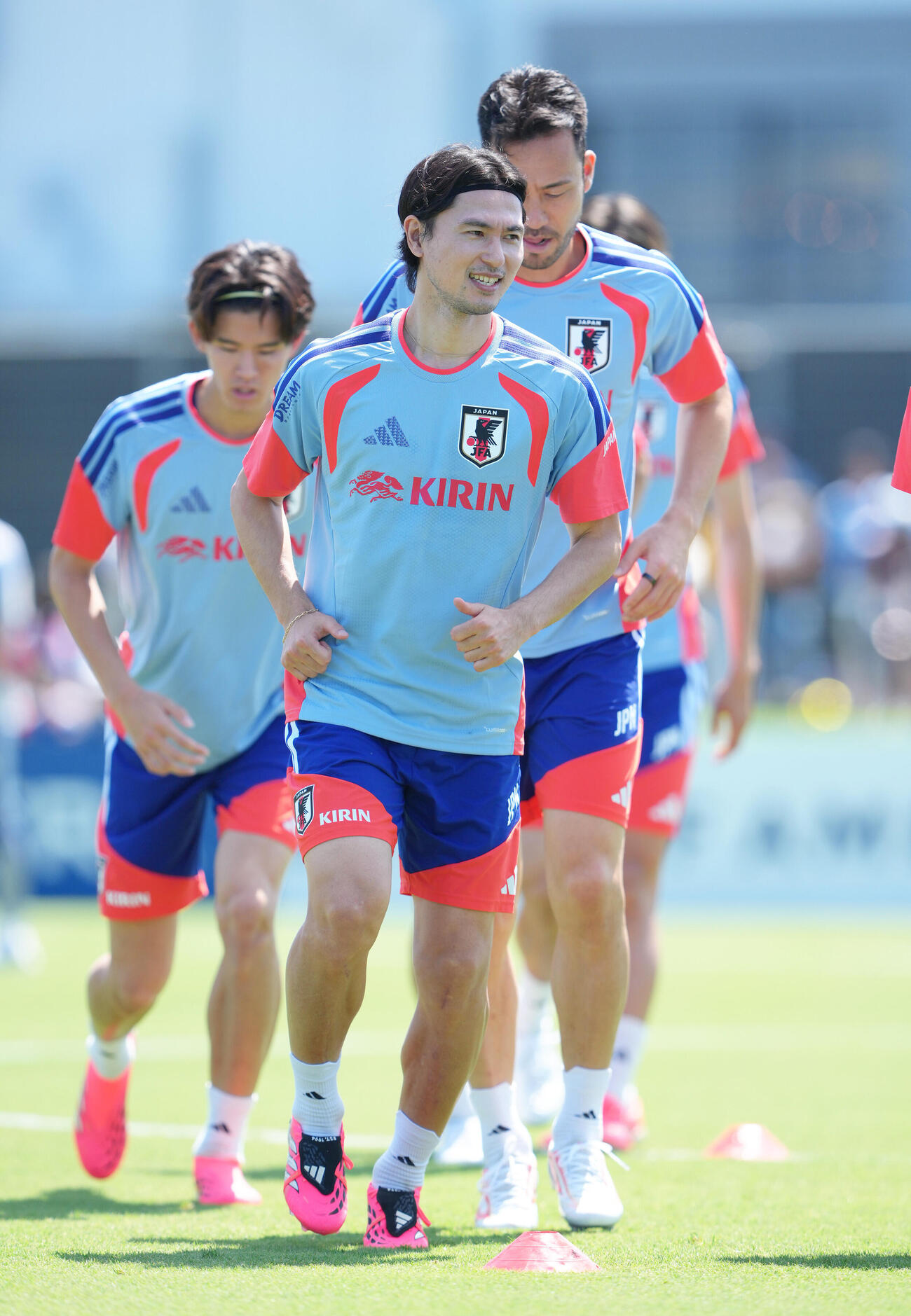 サッカー日本代表W杯北中米大会ベースキャンプ　体を動かす南野拓実（撮影・足立雅史）