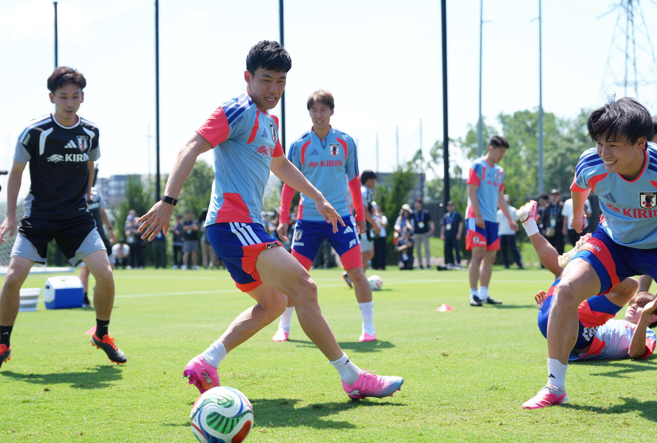サッカー日本代表W杯北中米大会ベースキャンプ　ボール回しする遠藤航（中央左）ら（撮影・足立雅史）