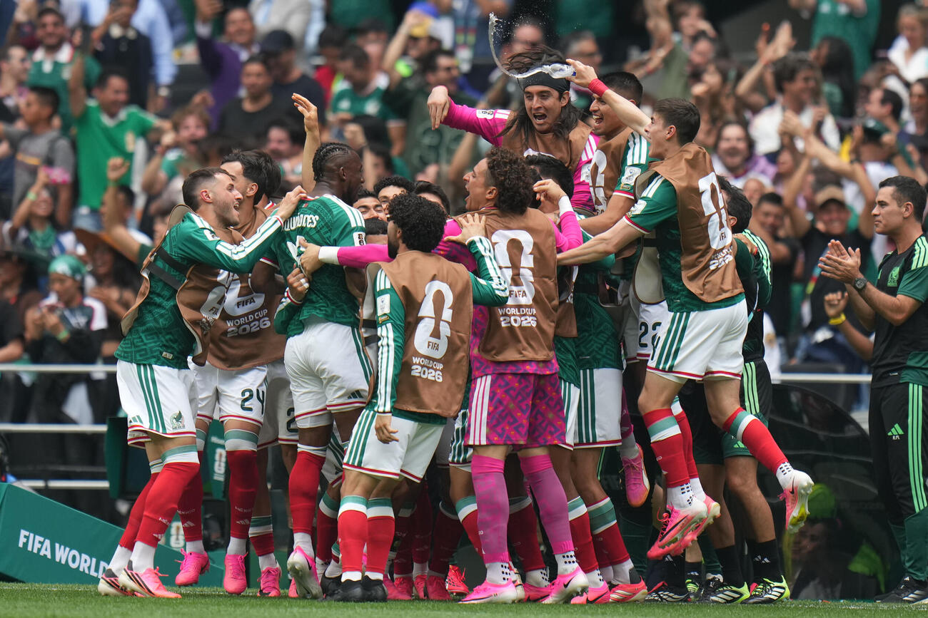 W杯メキシコ－南アフリカ　前半9分、ゴールを決めて喜ぶメキシコの選手たち（AP）