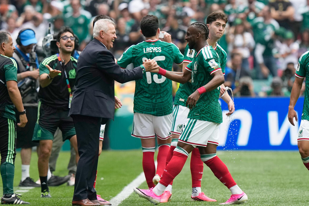 ワールドカップ2026　メキシコ対南アフリカ　先制ゴールを喜ぶメキシコ代表のアギーレ監督（AP）