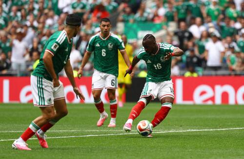 W杯メキシコ-南アフリカ 前半9分、先制ゴールを決めるメキシコのキニョネス(ロイター)