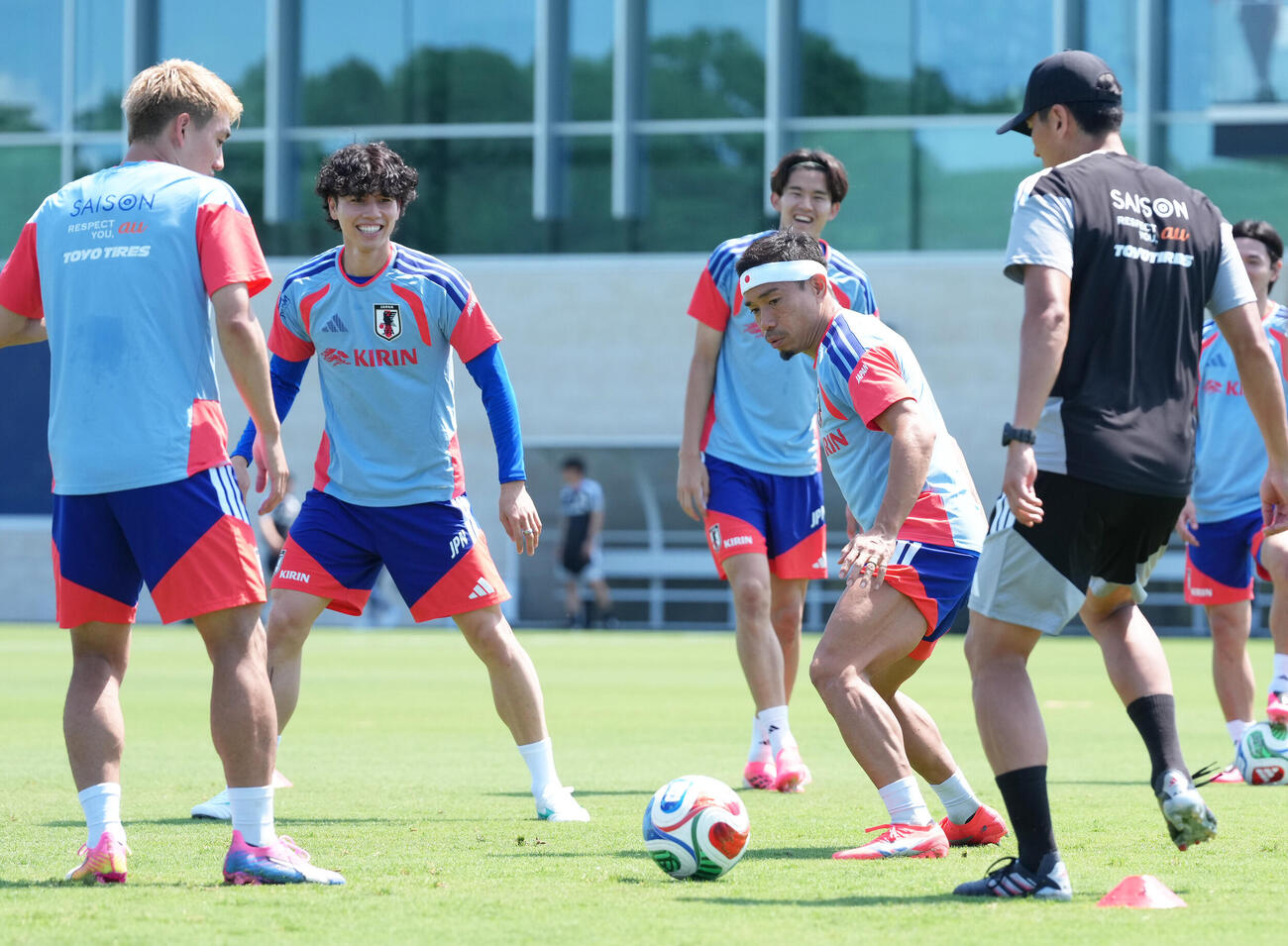 サッカー日本代表W杯北中米大会ベースキャンプ　練習に臨む田中碧（中央左）、長友佑都（同右）ら（撮影・足立雅史）