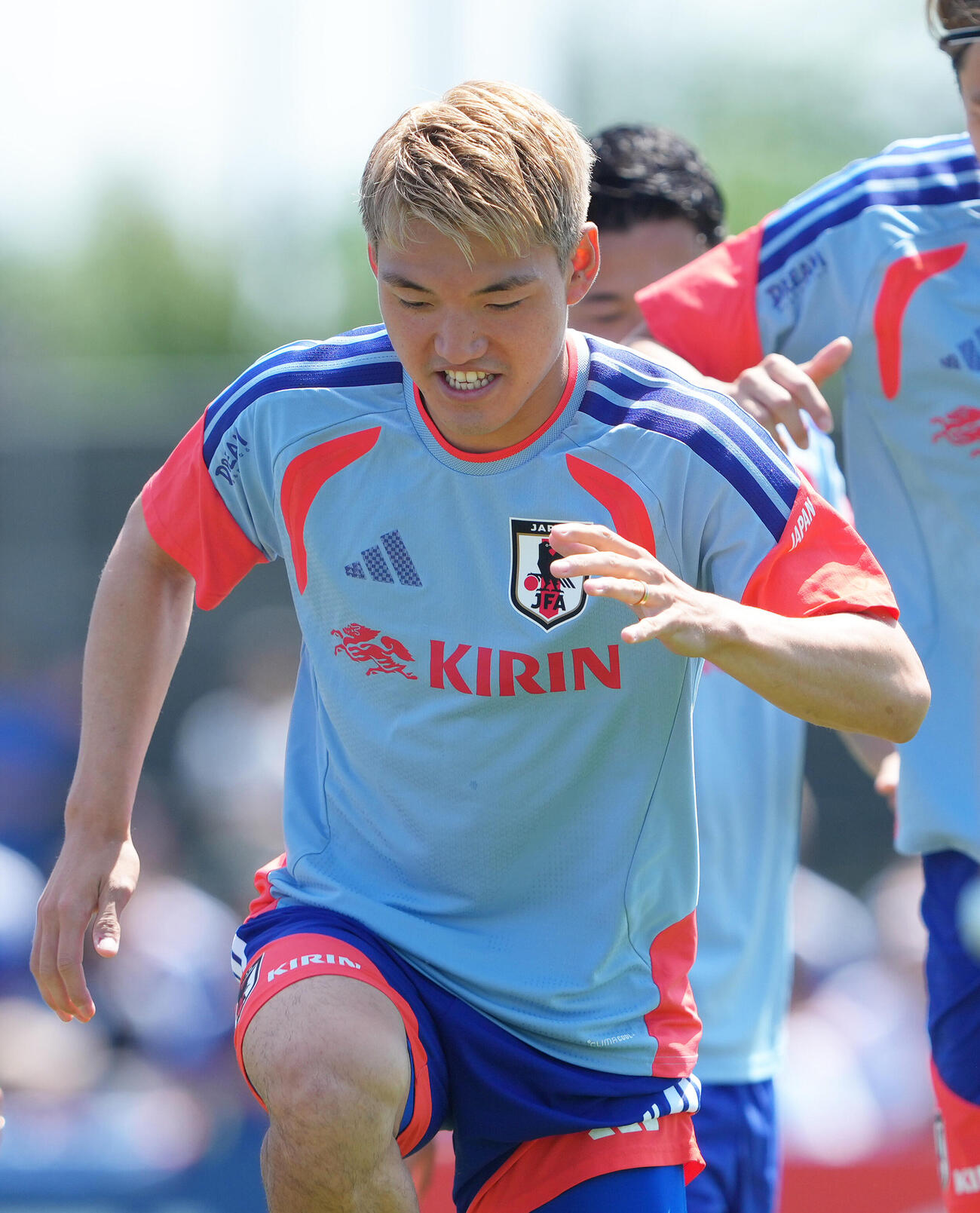 サッカー日本代表W杯北中米大会ベースキャンプ　体を動かす堂安律（撮影・足立雅史）