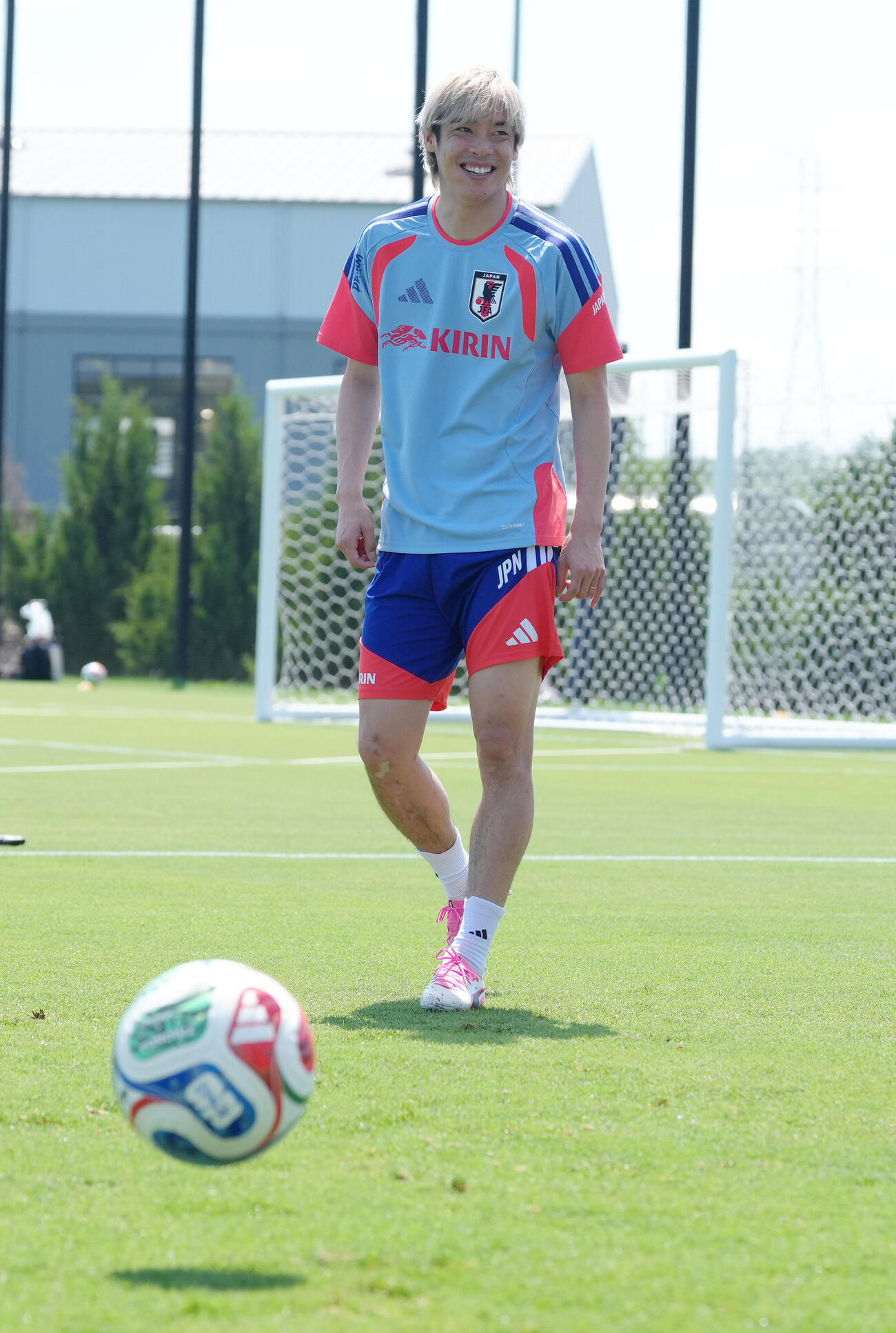 サッカー日本代表W杯北中米大会ベースキャンプ　笑顔を見せる伊東純也（撮影・足立雅史）