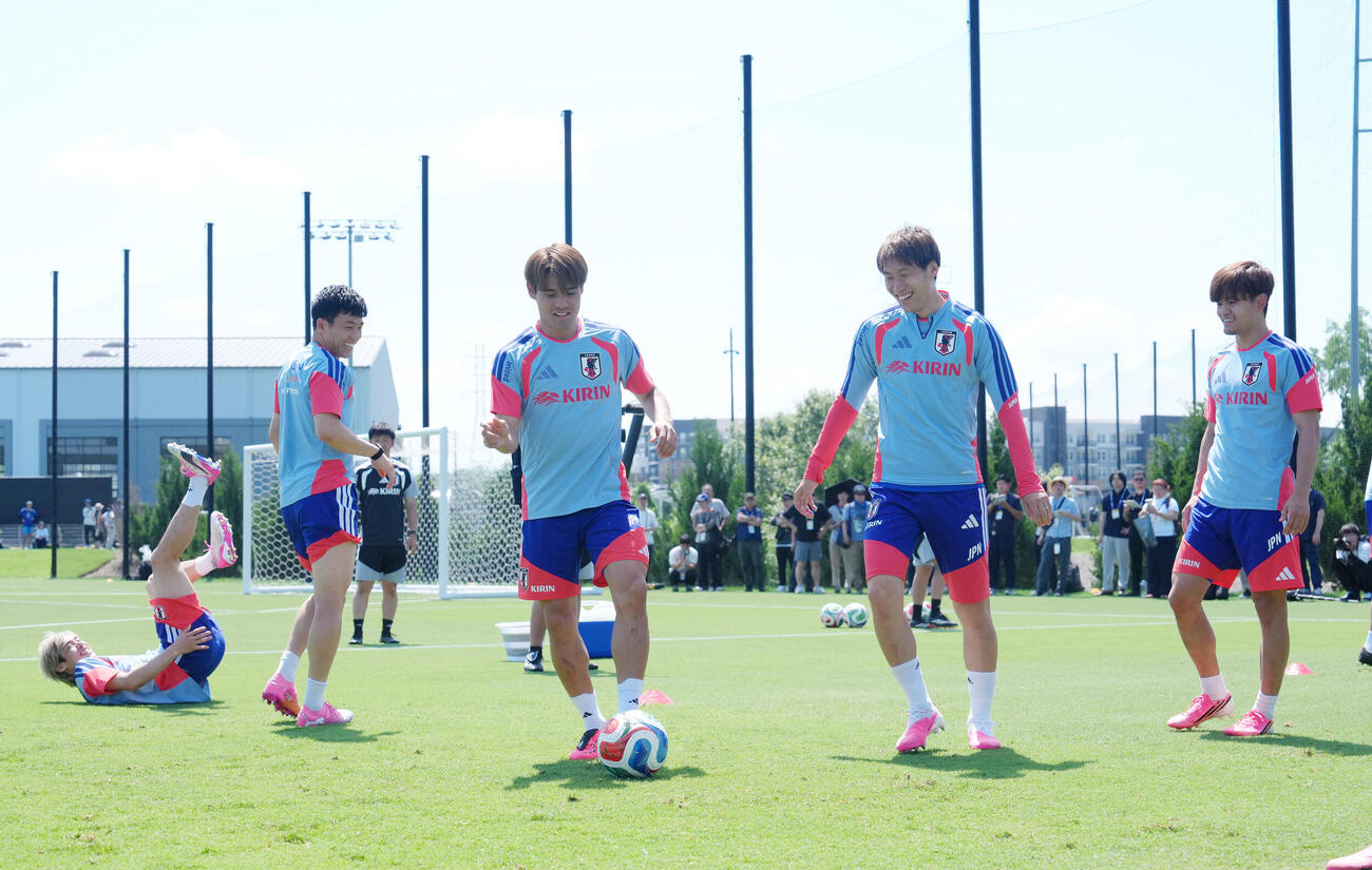 サッカー日本代表W杯北中米大会ベースキャンプ　ボール回しで笑顔を見せる、左から伊東純也、遠藤航、佐野海舟、鎌田大地、久保建英（撮影・足立雅史）＝2026年6月10日（現地時間）