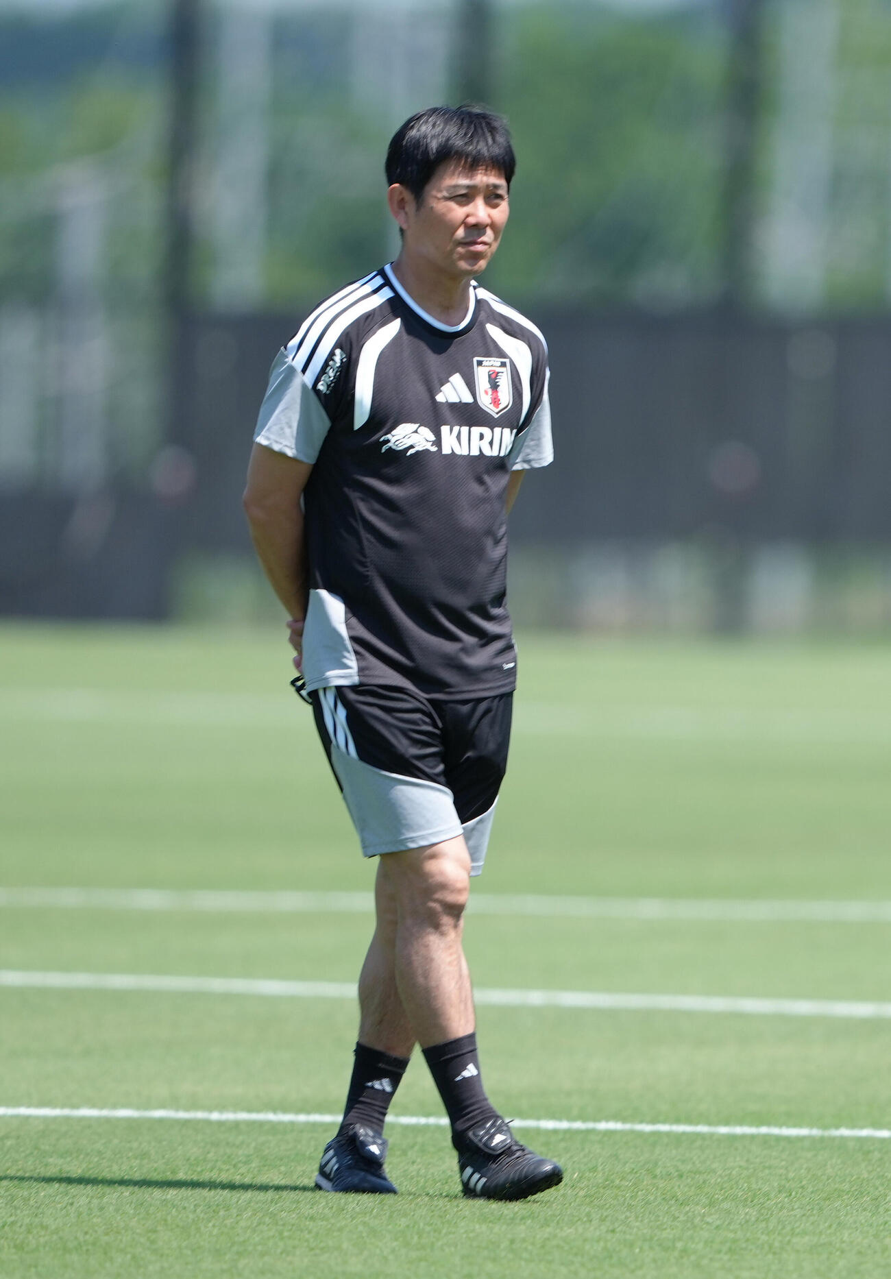 サッカー日本代表W杯北中米大会ベースキャンプ　練習を見つめる森保一監督（撮影・足立雅史）