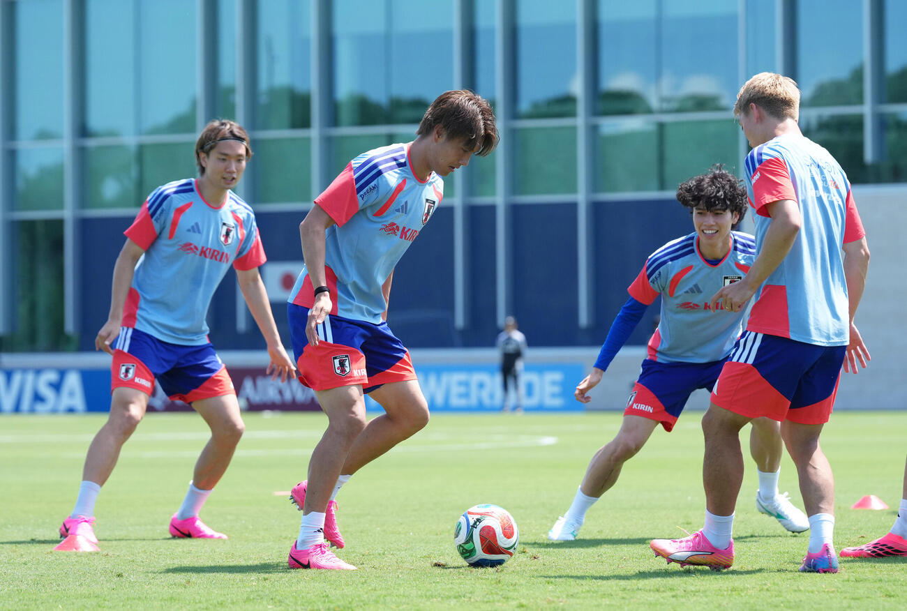 サッカー日本代表W杯北中米大会ベースキャンプ　ボール回しする小川航基（左から2人目）（撮影・足立雅史）