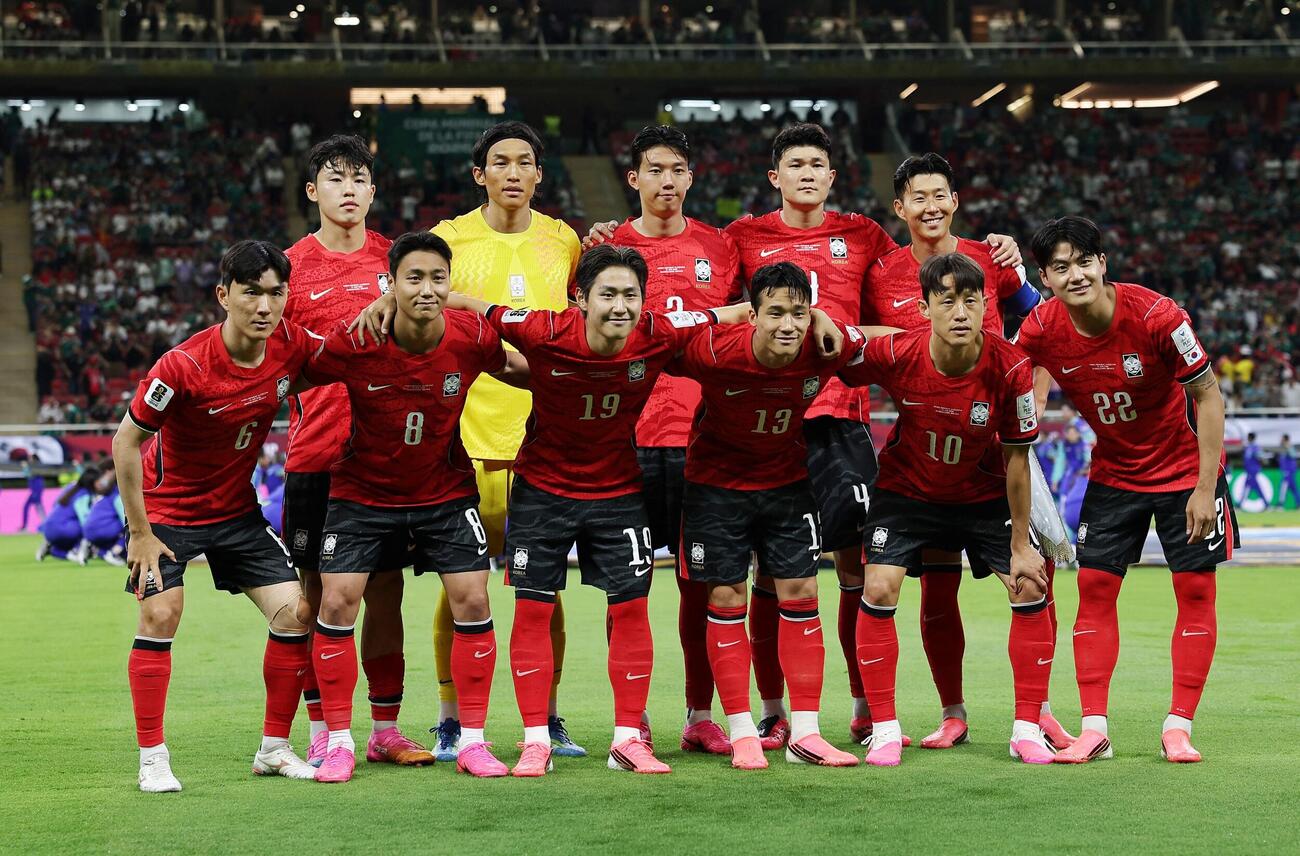試合前に集合写真を撮る韓国代表（ロイター）