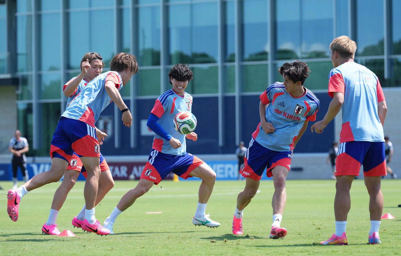 サッカー日本代表W杯北中米大会ベースキャンプ　ボール回しする田中碧（中央左）、佐野海舟（同右）ら（撮影・足立雅史）