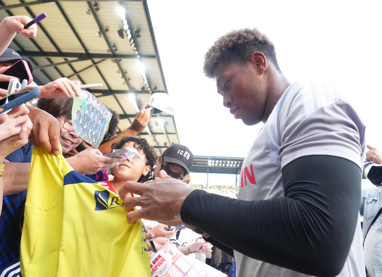 サッカー日本代表W杯北中米大会ベースキャンプ　スタンドのファンのサインに応えるGK鈴木彩艶（撮影・足立雅史）＝2026年6月8日（現地時間）