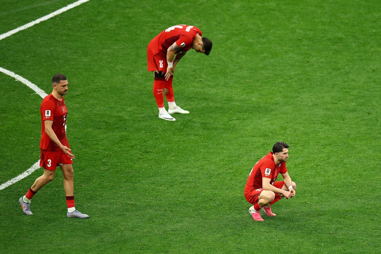 オーストラリア－トルコ　後半、オーストラリア代表にゴールを許し落胆するトルコ代表の選手たち（ロイター）