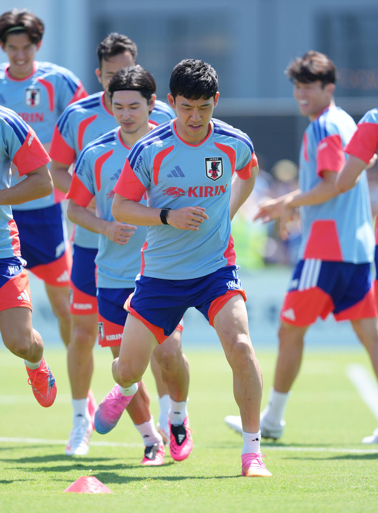 サッカー日本代表W杯北中米大会ベースキャンプ　体を動かす遠藤航（撮影・足立雅史）