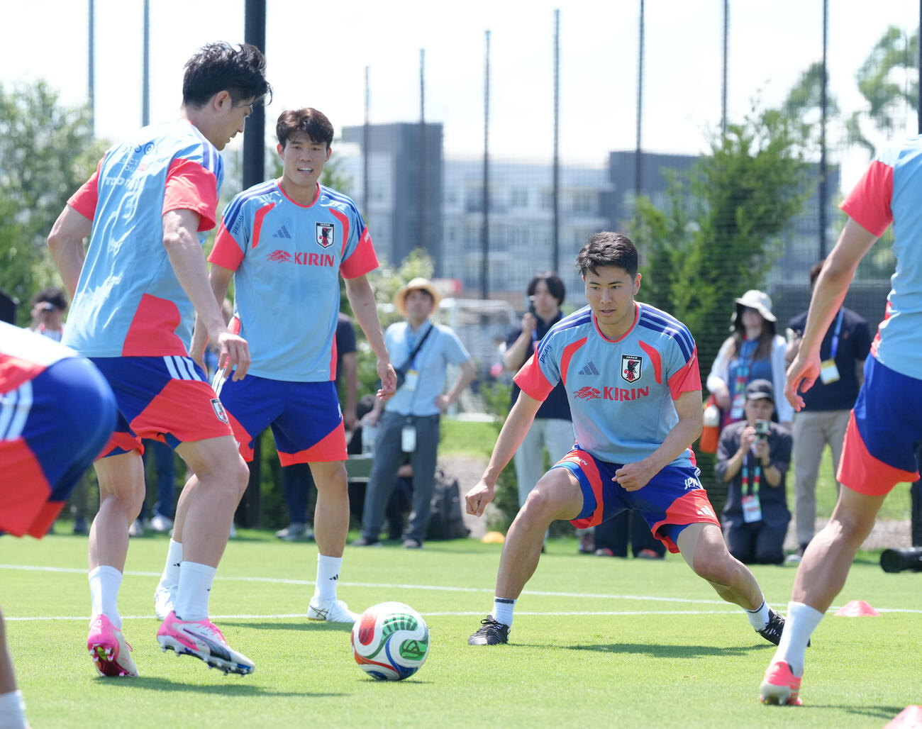 サッカー日本代表W杯北中米大会ベースキャンプ　笑顔でボール回しする、左から谷口彰悟、鈴木淳之介、冨安健洋（撮影・足立雅史）＝2026年6月10日（現地時間）