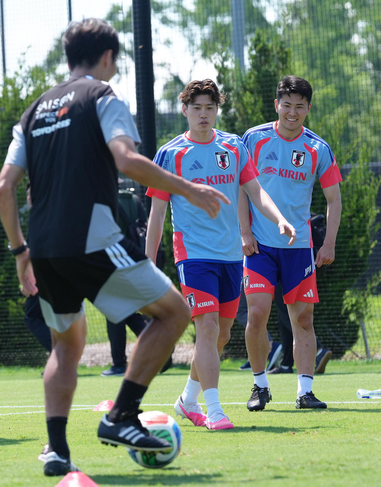 サッカー日本代表W杯北中米大会ベースキャンプ　鈴木唯人（中央）と鈴木淳之介（撮影・足立雅史）＝2026年6月10日（現地時間）