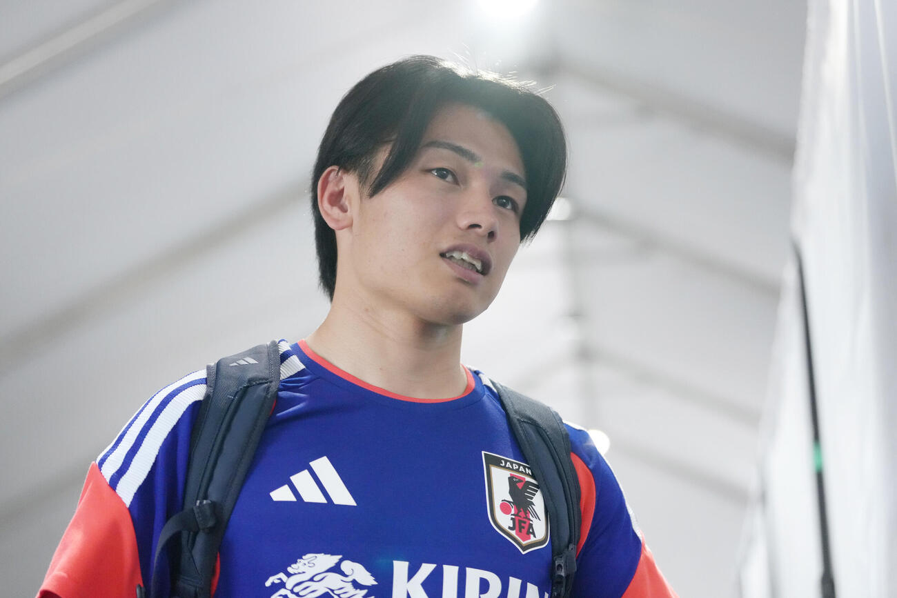 サッカー日本代表W杯北中米大会ベースキャンプ　インタビューエリアを移動する上田綺世（撮影・足立雅史）