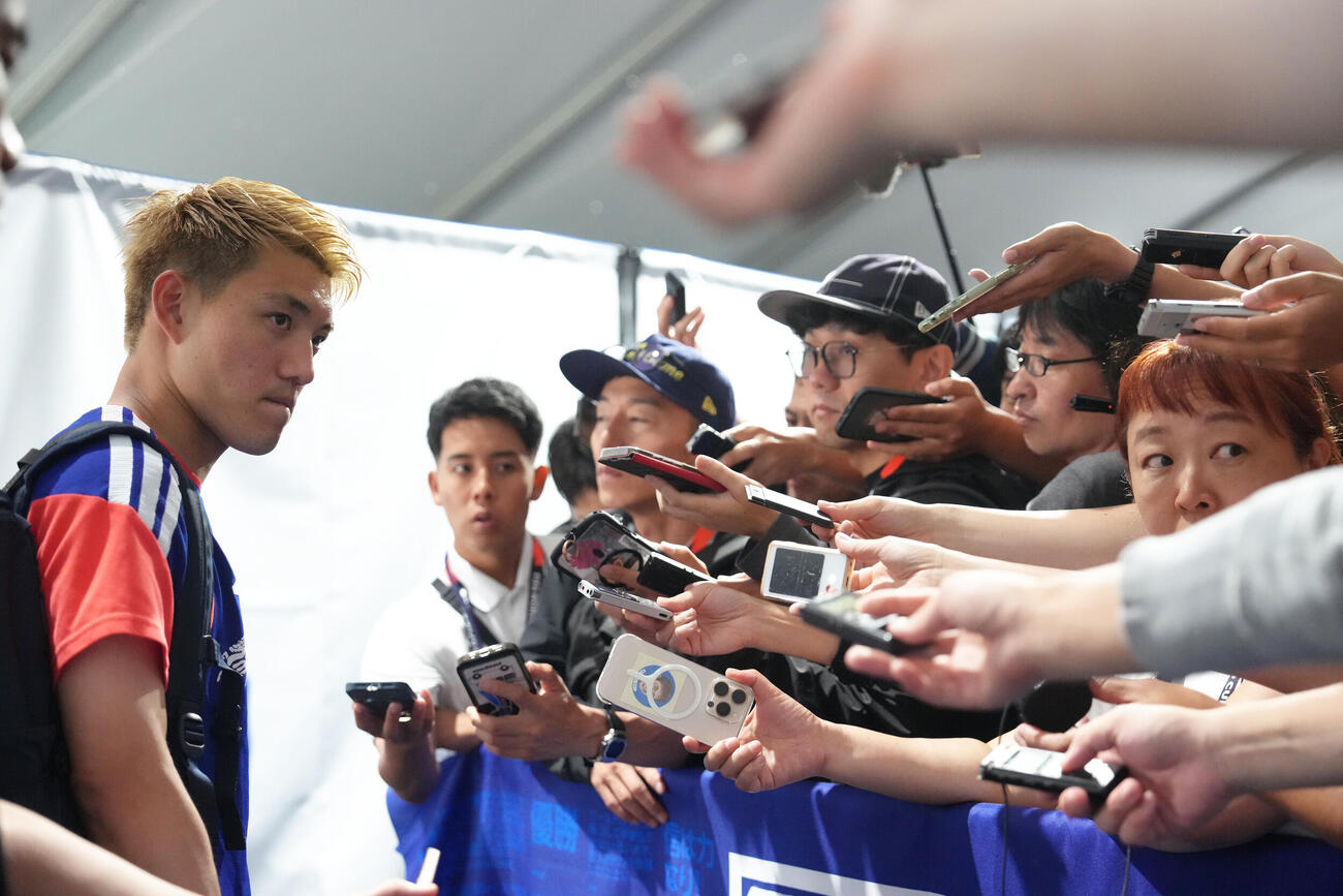 サッカー日本代表W杯北中米大会ベースキャンプ　練習後、取材に応じる堂安律（撮影・足立雅史）＝2026年6月10日（現地時間）