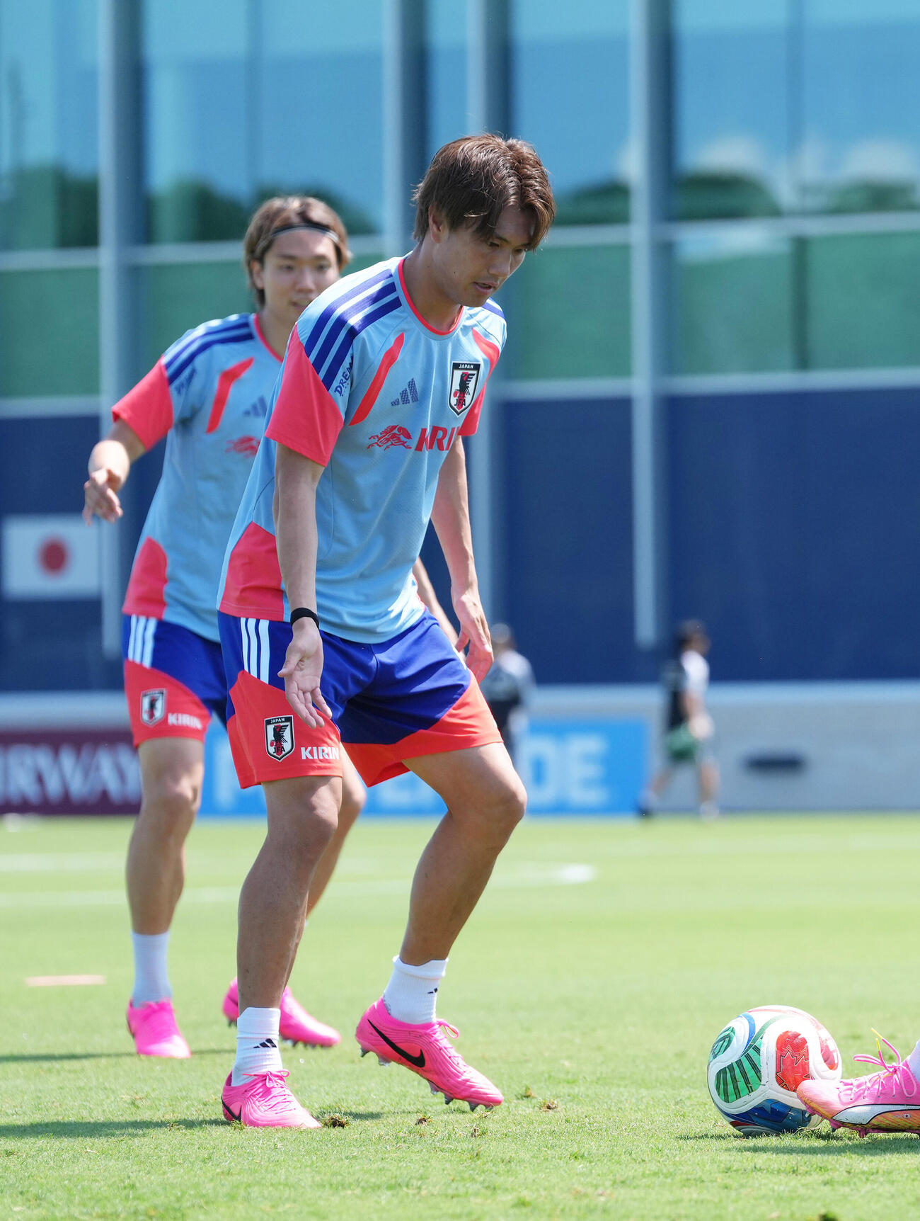 サッカー日本代表W杯北中米大会ベースキャンプ　ボール回しする小川航基（撮影・足立雅史）