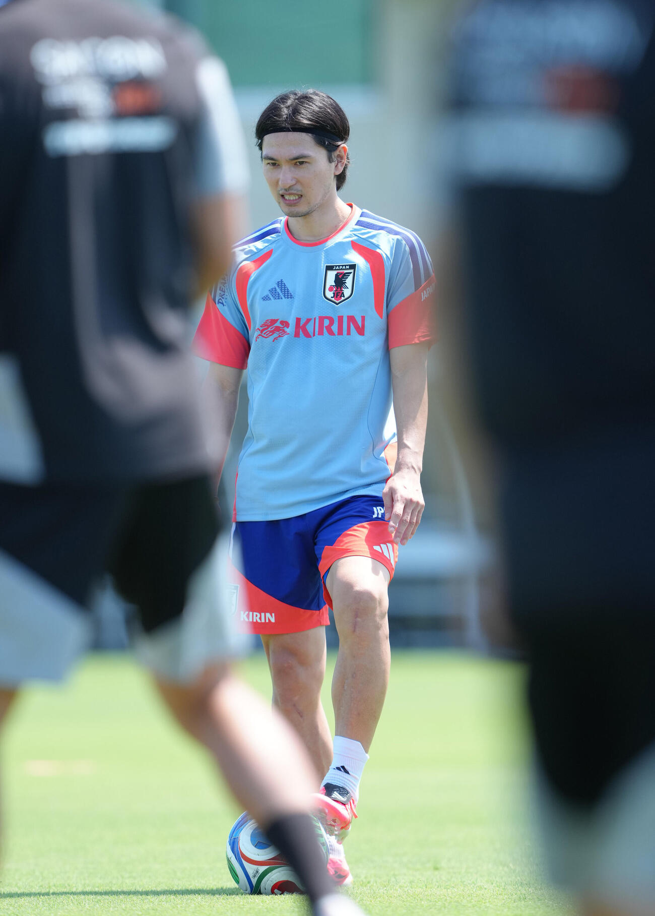 サッカー日本代表W杯北中米大会ベースキャンプ　練習を見つめる南野拓実（撮影・足立雅史）