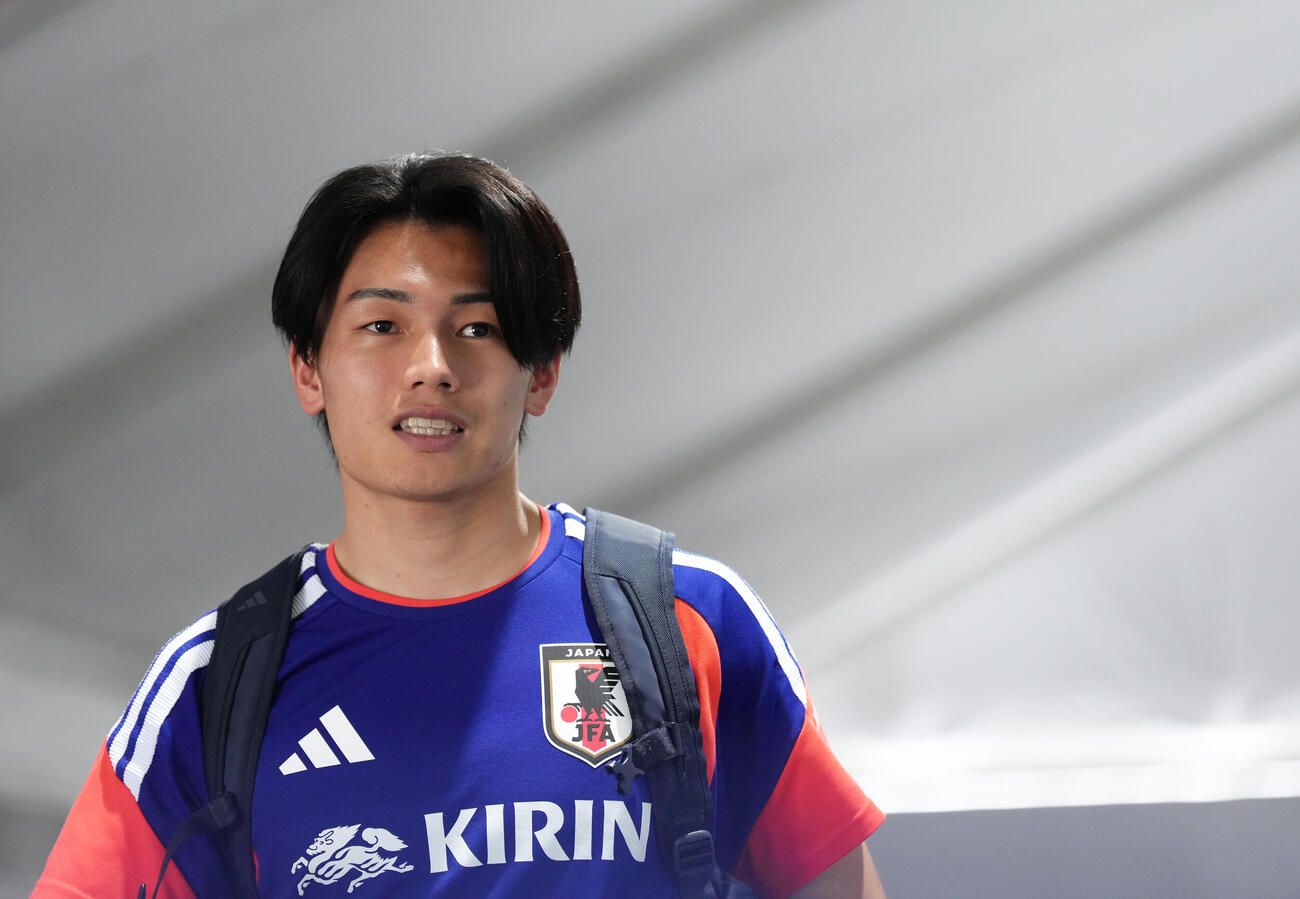 サッカー日本代表W杯北中米大会ベースキャンプ　インタビューエリアを移動する上田綺世（撮影・足立雅史）
