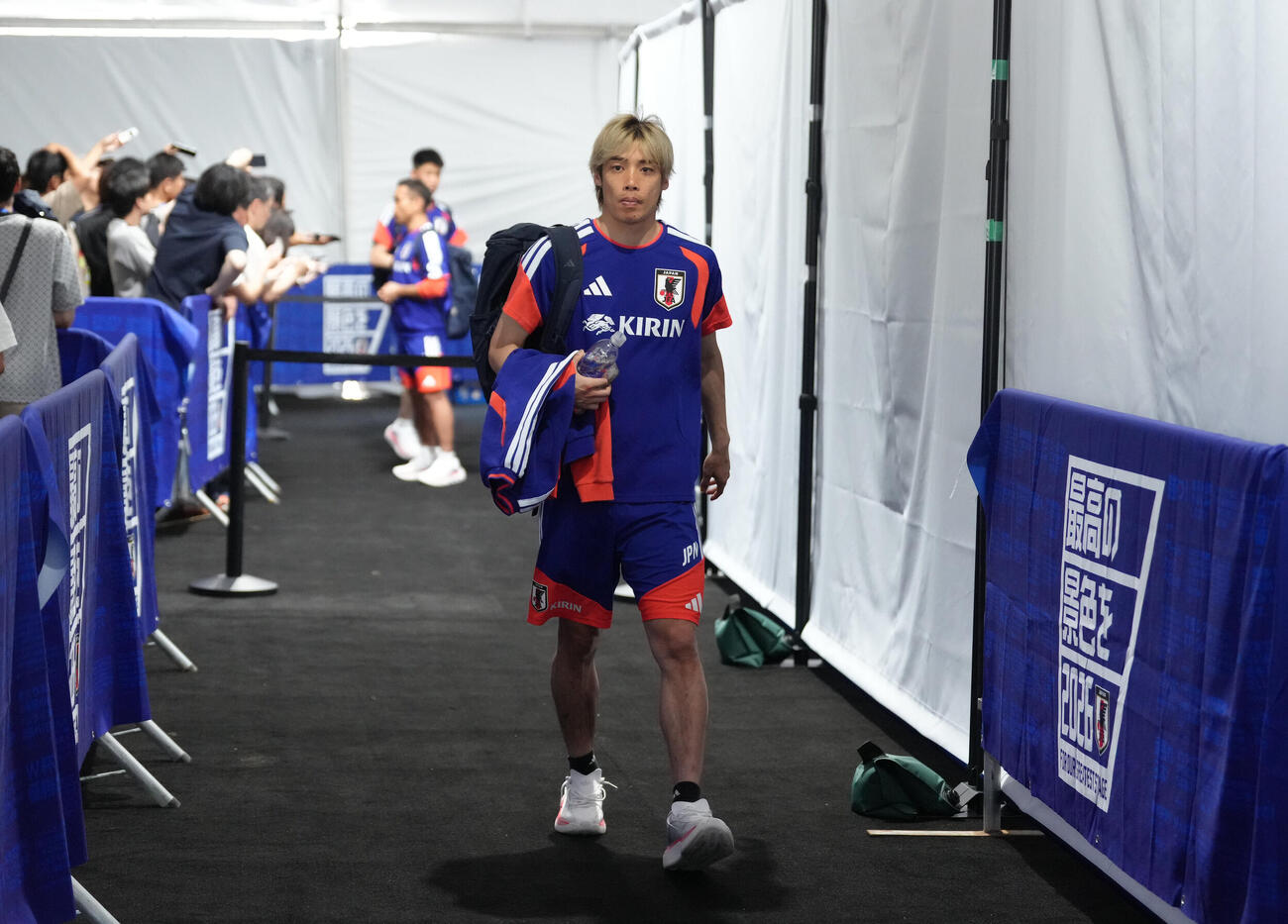 サッカー日本代表W杯北中米大会ベースキャンプ　インタビューエリアを移動する伊東純也（撮影・足立雅史）＝2026年6月10日（現地時間）