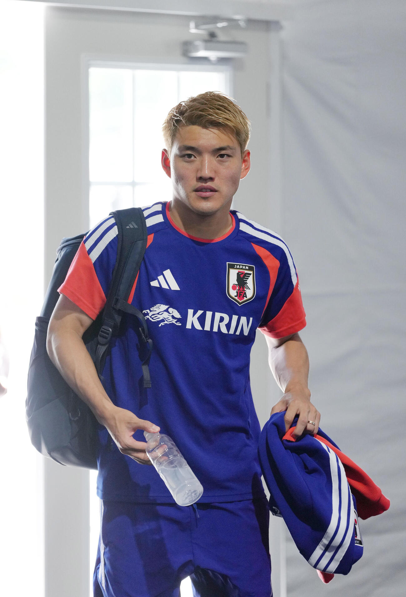 サッカー日本代表W杯北中米大会ベースキャンプ　インタビューエリアを移動する堂安律（撮影・足立雅史）＝2026年6月10日（現地時間）