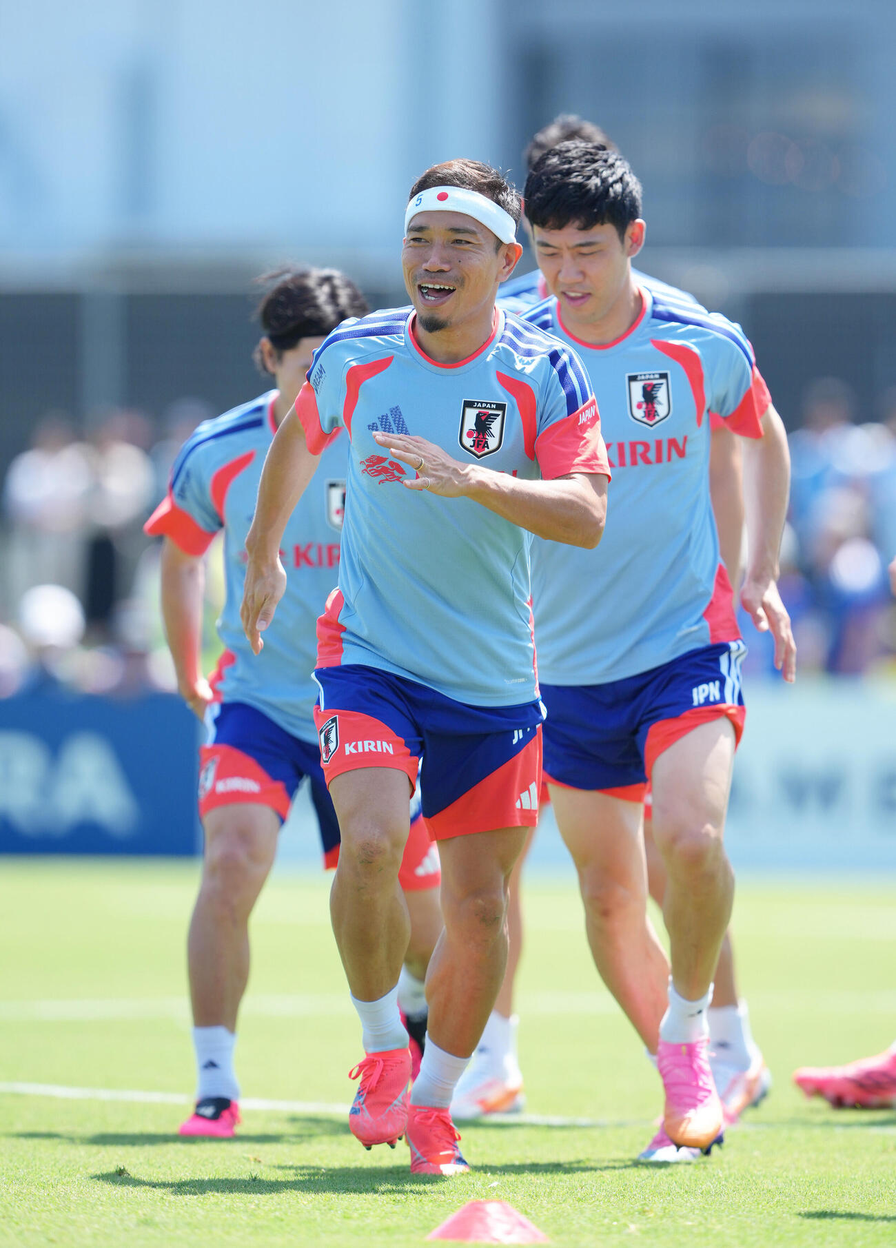 サッカー日本代表W杯北中米大会ベースキャンプ　日の丸と背番号の入ったヘアバンドをつけ練習に臨み長友佑都（撮影・足立雅史）