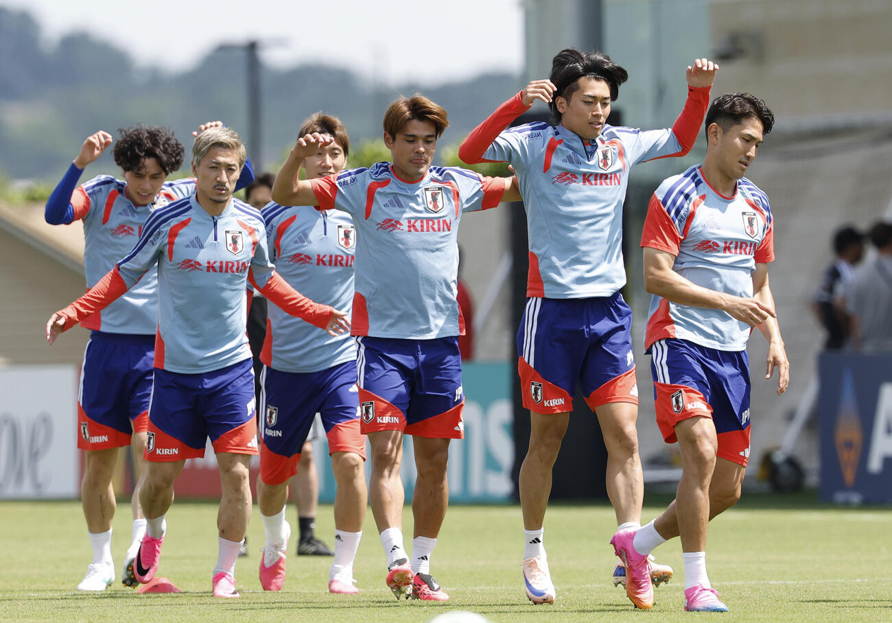 オランダ戦に向け調整する（右から）渡辺、中村、佐野ら日本代表＝ナッシュビル近郊（共同）
