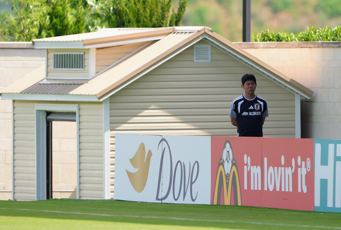 サッカー日本代表W杯北中米大会ベースキャンプ　ピッチを見つめる森保一監督＝2026年6月11日（現地時間）