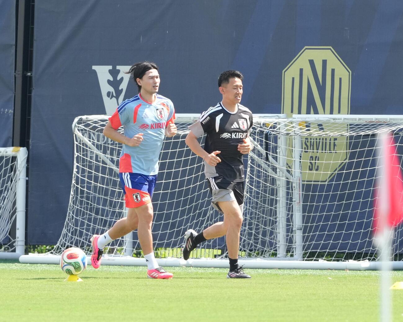 サッカー日本代表W杯北中米大会ベースキャンプ　ランニングする南野拓実（左）＝2026年6月11日（現地時間）