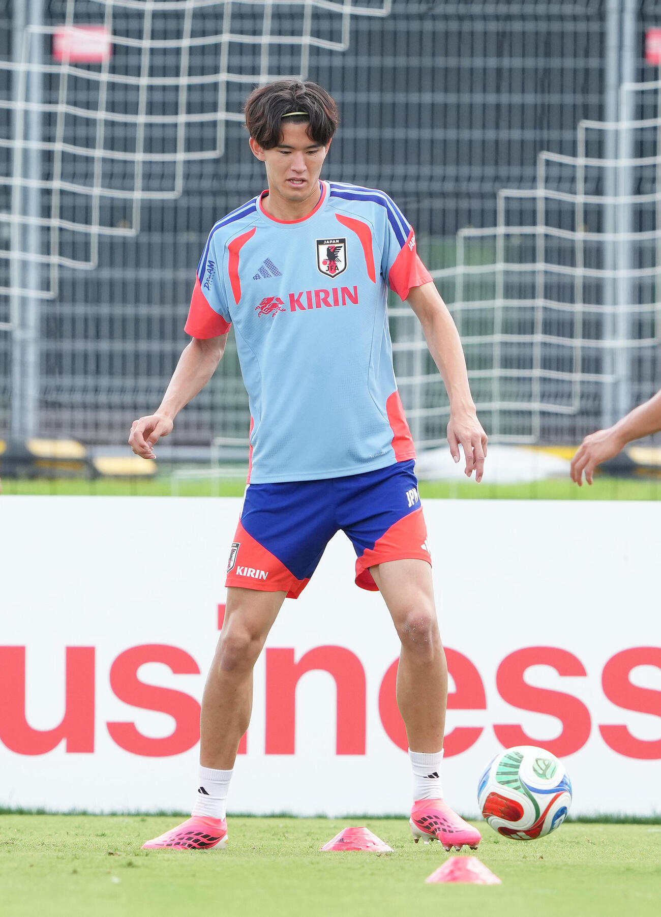 サッカー日本代表W杯北中米大会ベースキャンプ　ボール回しする後藤啓介（撮影・足立雅史）＝2026年6月11日（現地時間）