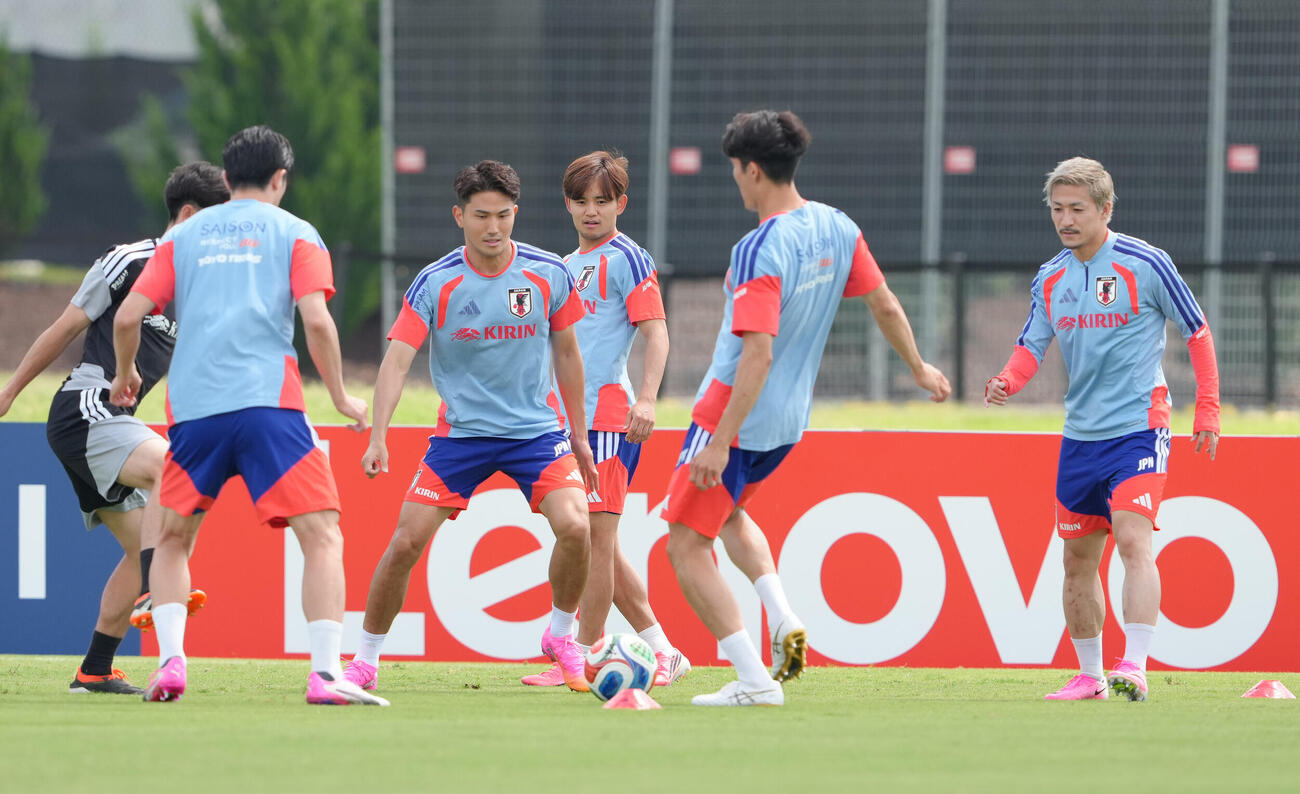 サッカー日本代表W杯北中米大会ベースキャンプ　ボール回しする渡辺剛（左から2人目）、久保建英（中央）、前田大然（右端）ら（撮影・足立雅史）＝2026年6月11日（現地時間）
