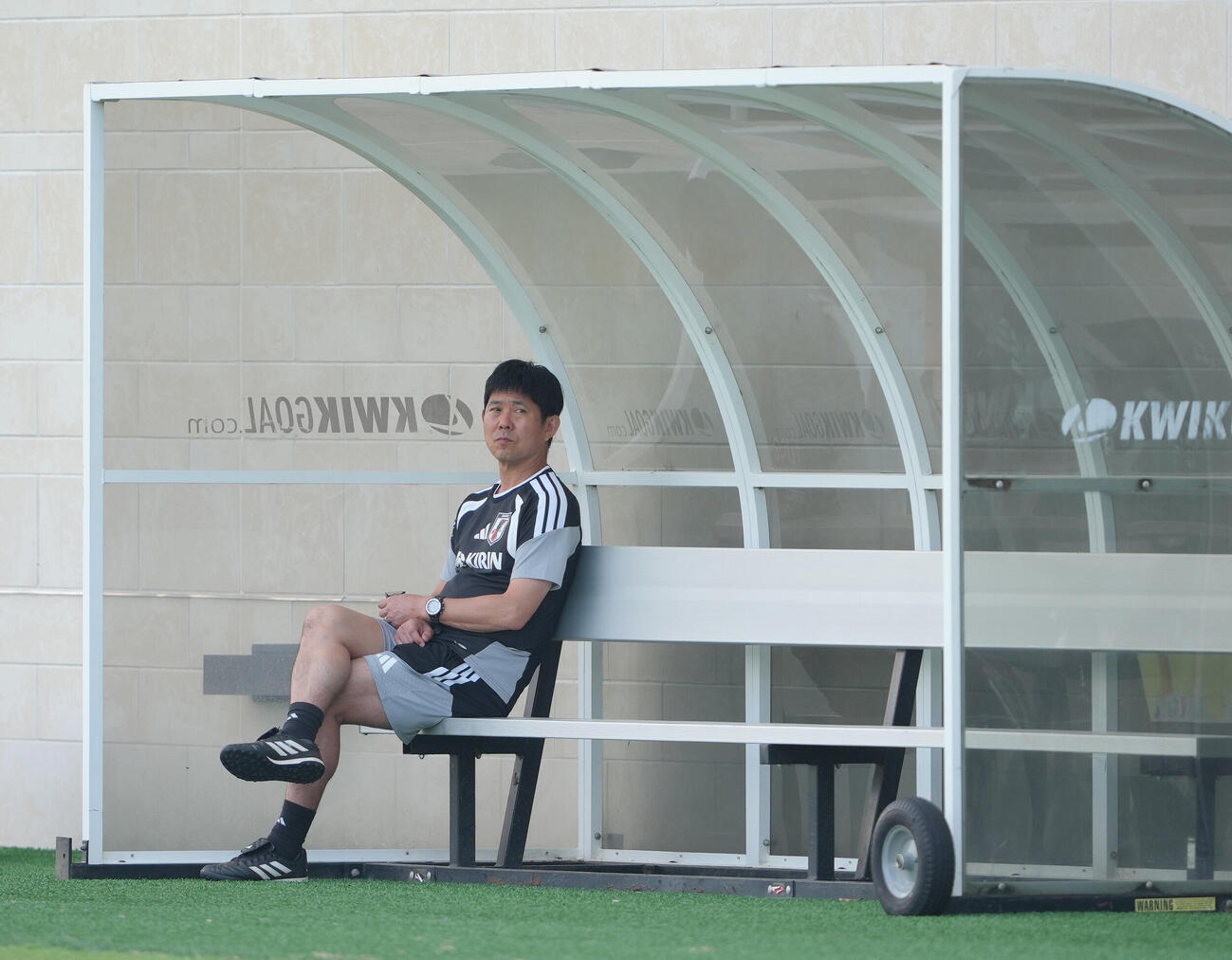 サッカー日本代表W杯北中米大会ベースキャンプ　練習前、ベンチからピッチを見つめる森保一監督（撮影・足立雅史）＝2026年6月11日（現地時間）