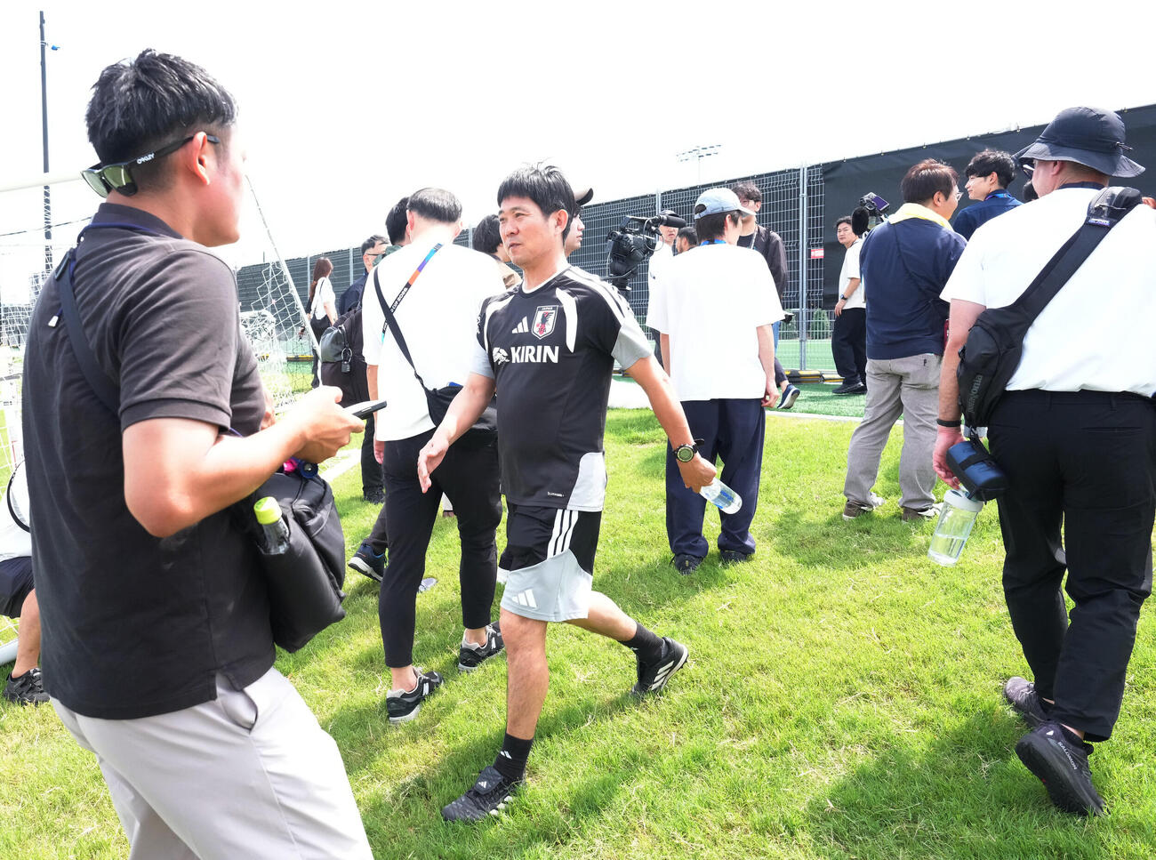 サッカー日本代表W杯北中米大会ベースキャンプ　練習公開時間を終え、引き揚げる報道陣に声をかける森保一監督（撮影・足立雅史）＝2026年6月11日（現地時間）