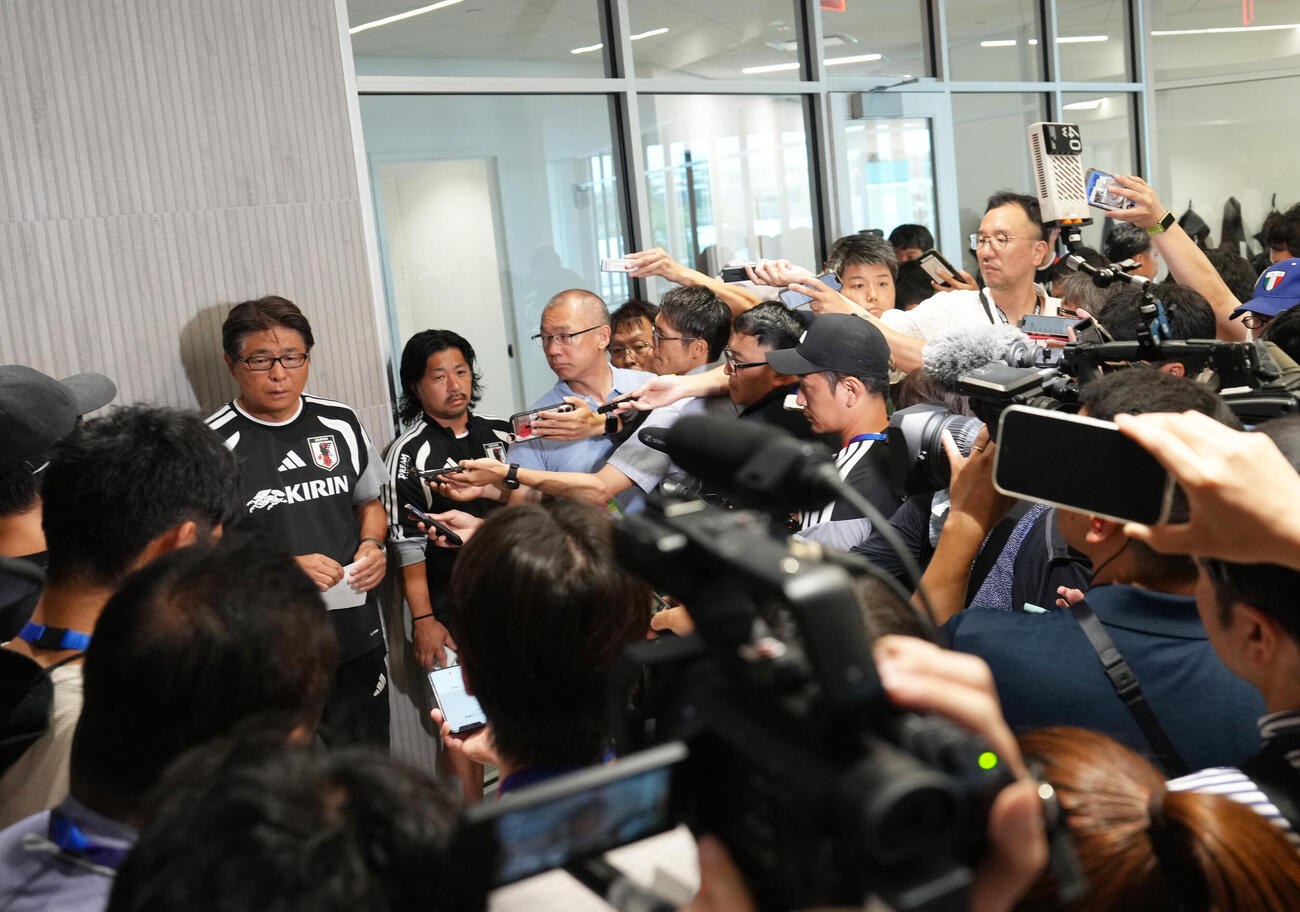 サッカー日本代表W杯北中米大会ベースキャンプ　遠藤航の離脱について説明する山本昌邦技術委員長兼ナショナルチームダイレクター（左）（撮影・足立雅史）