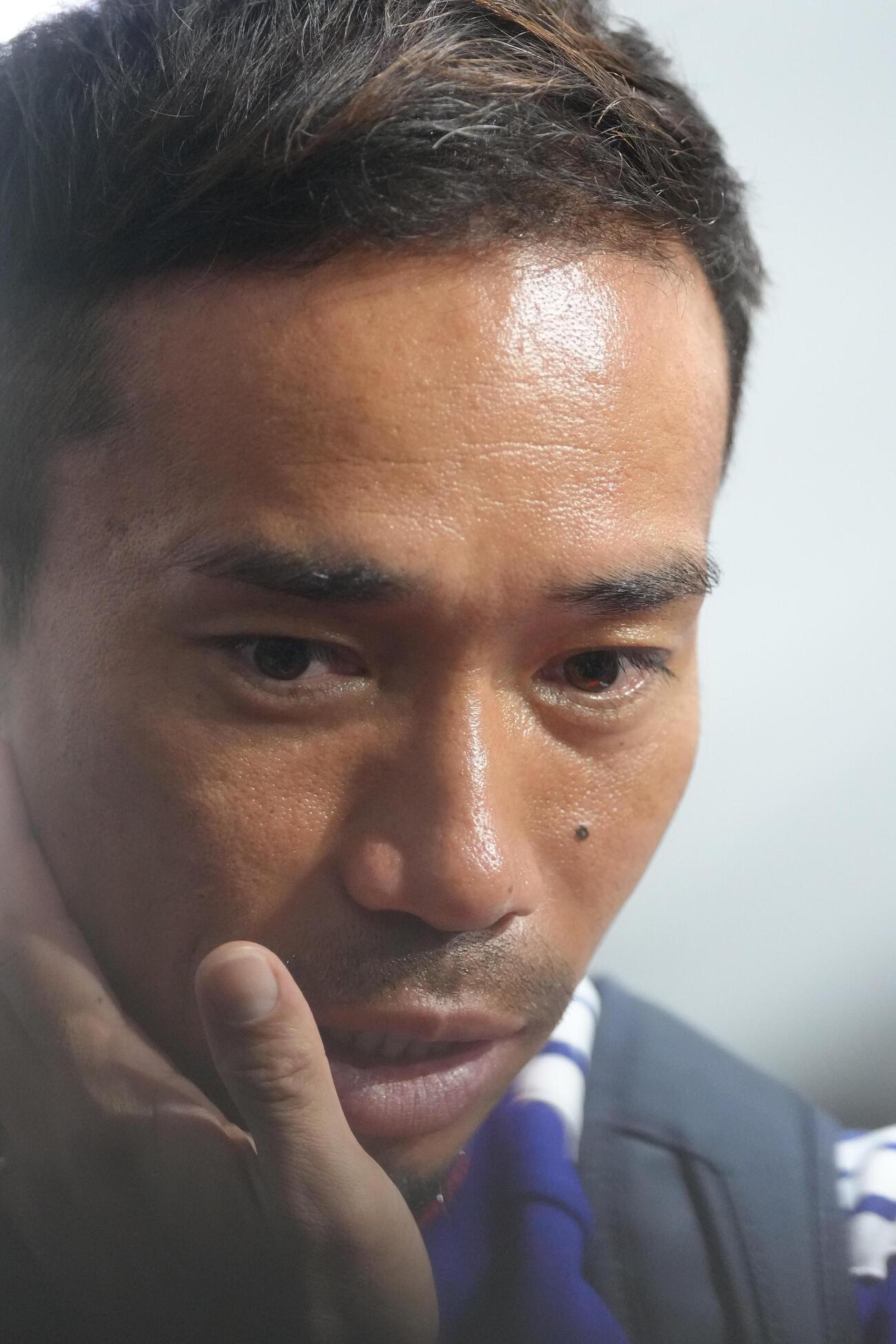 サッカー日本代表W杯北中米大会ベースキャンプ　練習後、取材に応じる長友佑都＝2026年6月11日（現地時間）
