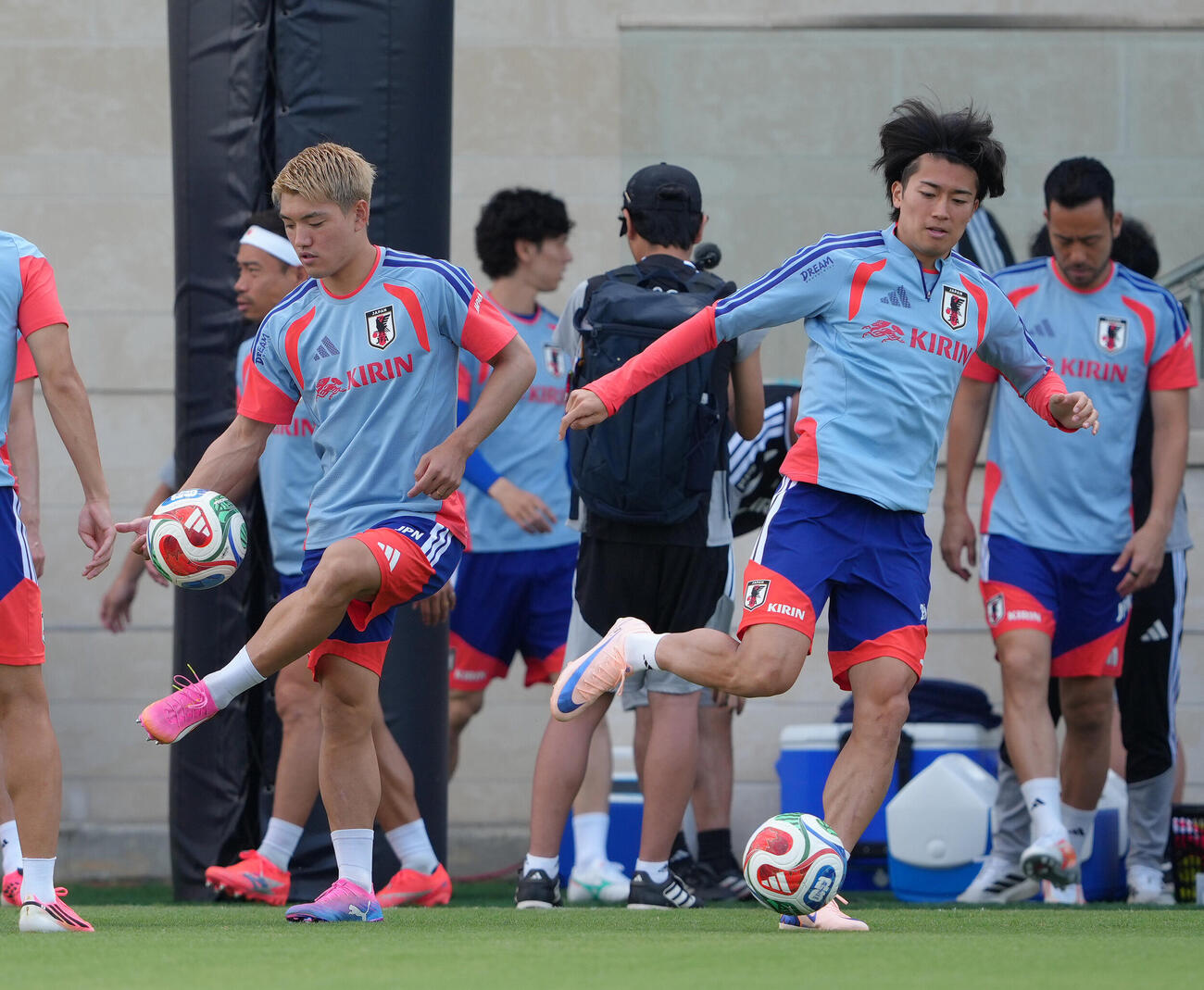 サッカー日本代表W杯北中米大会ベースキャンプ　ボール回しする堂安律（左）、中村敬斗ら（撮影・足立雅史）＝2026年6月11日（現地時間）