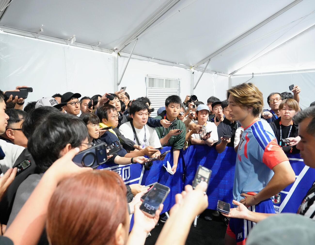 サッカー日本代表W杯北中米大会ベースキャンプ　練習後、取材に応じる板倉滉＝2026年6月11日（現地時間）
