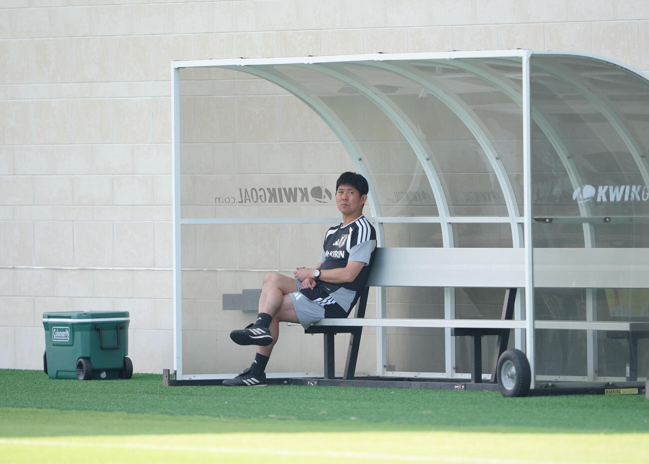 サッカー日本代表W杯北中米大会ベースキャンプ　ベンチでピッチを見つめる森保一監督（撮影・足立雅史）＝2026年6月11日（現地時間）