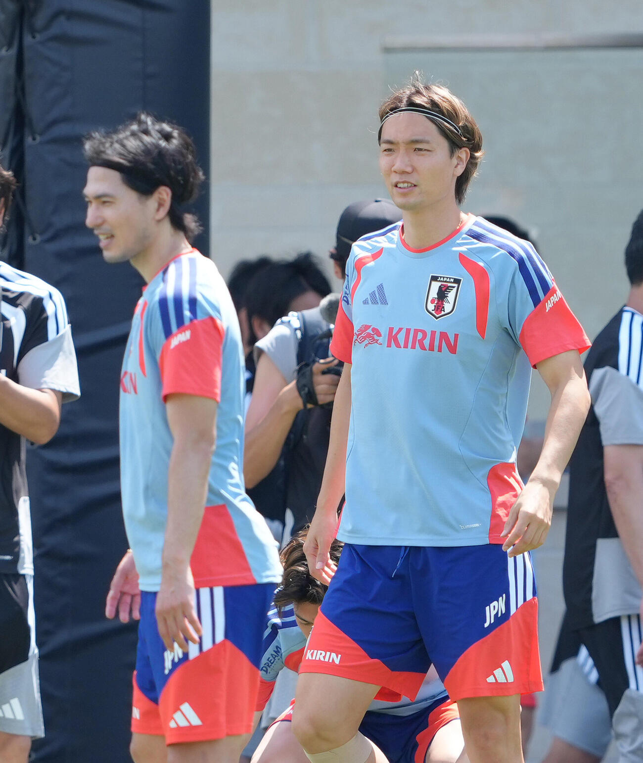 サッカー日本代表W杯北中米大会ベースキャンプ　練習に臨む南野拓実（左）と板倉滉（撮影・足立雅史）＝2026年6月11日（現地時間）