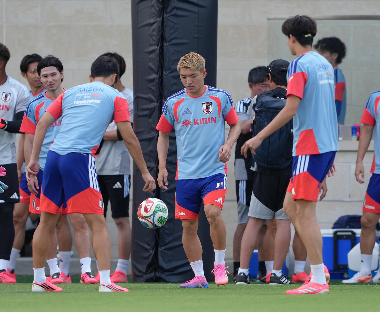 サッカー日本代表W杯北中米大会ベースキャンプ　ボール回しする堂安律（中央）ら（撮影・足立雅史）＝2026年6月11日（現地時間）