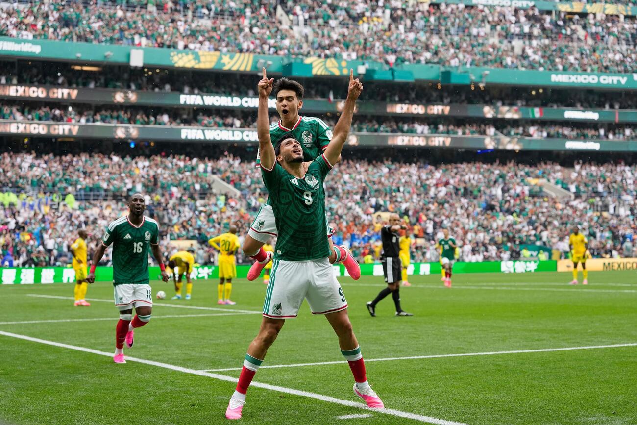 ワールドカップ2026　メキシコ対南アフリカ　後半、ゴールを決めたメキシコのR・ヒメネス（AP）