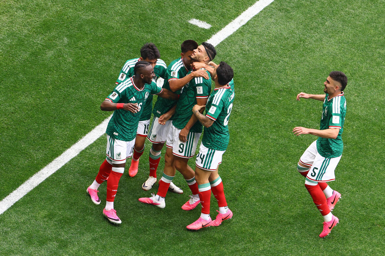 ワールドカップ2026　メキシコ対南アフリカ　後半、ゴールを決めたメキシコのR・ヒメネスはチームメートと喜ぶ（ロイター）