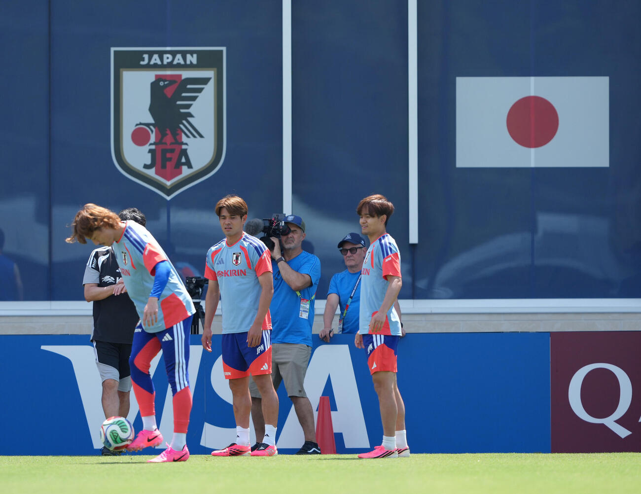 サッカー日本代表W杯北中米大会ベースキャンプ　ボール回しする、左から瀬古歩夢、佐野海舟、久保建英（撮影・足立雅史）